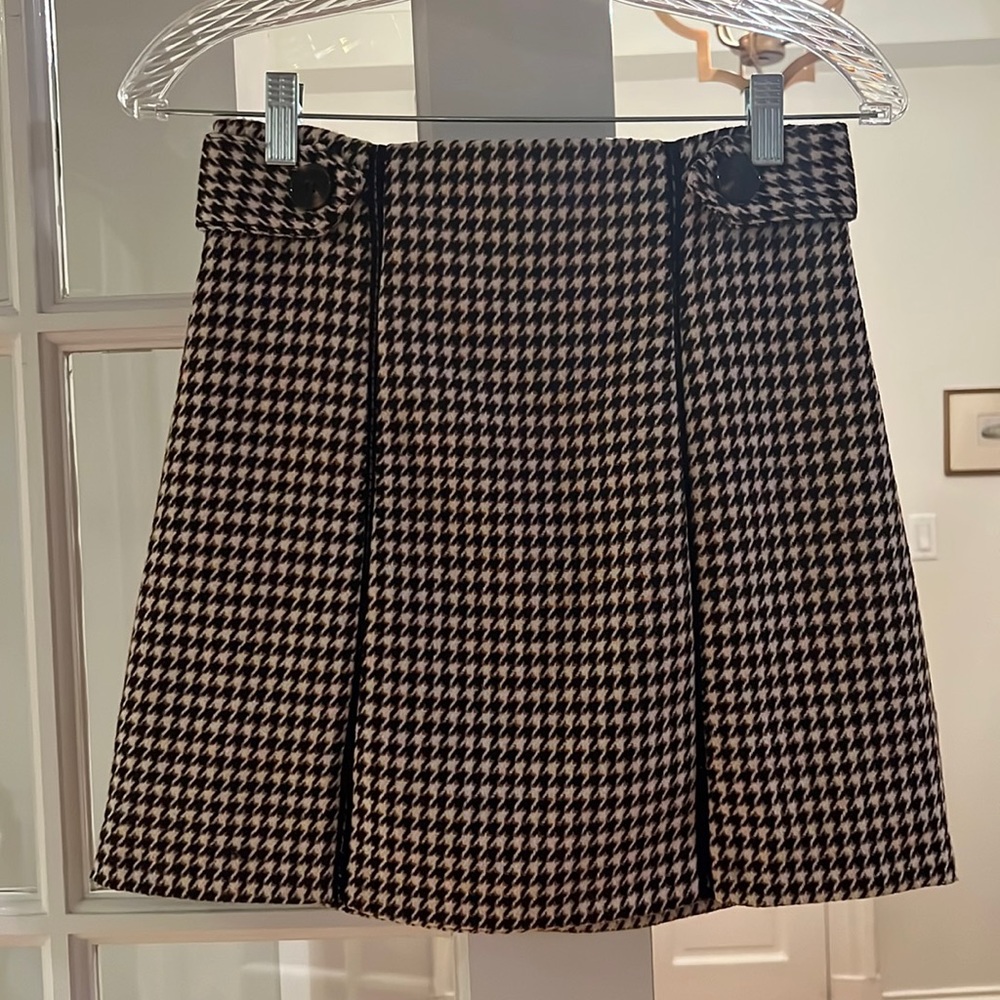 NWT US 4 Topshop skirt. Houndstooth pattern. Cute for fall!